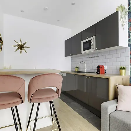 Renovated And Bright Street Side