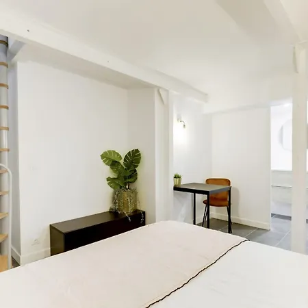 Renovated And Bright Street Side Apartamento *