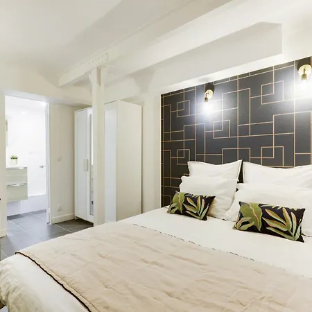 Renovated And Bright Street Side *
