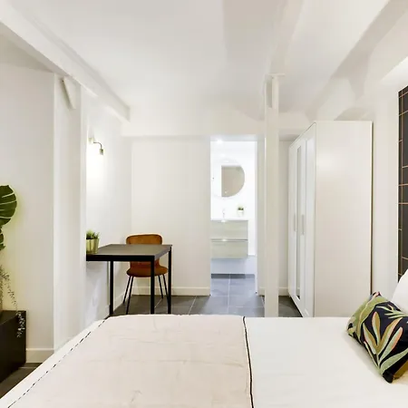 Apartamento Renovated And Bright Street Side