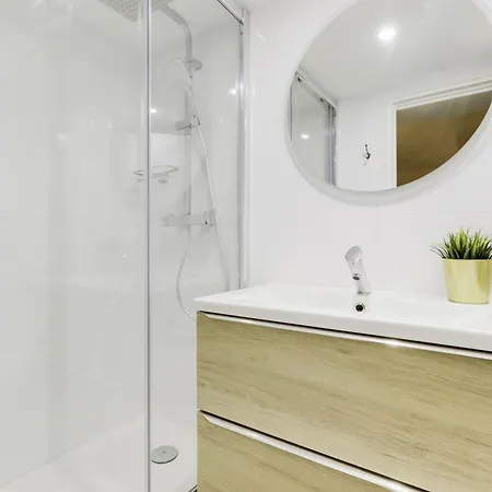 Renovated And Bright Street Side Apartamento *