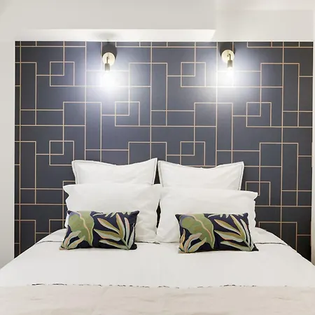 Renovated And Bright Street Side *