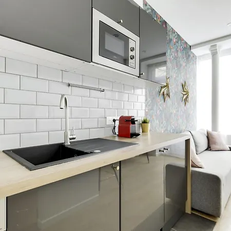 Renovated And Bright Street Side Apartamento