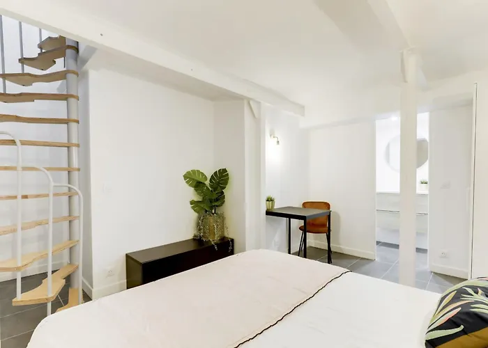 Renovated And Bright Street Side Lejlighed *
