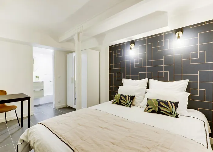 Renovated And Bright Street Side *