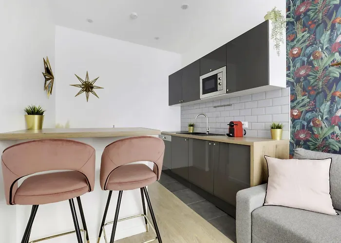 Renovated And Bright Street Side