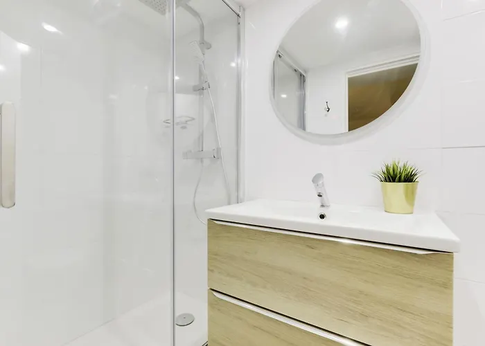 Renovated And Bright Street Side Lejlighed *