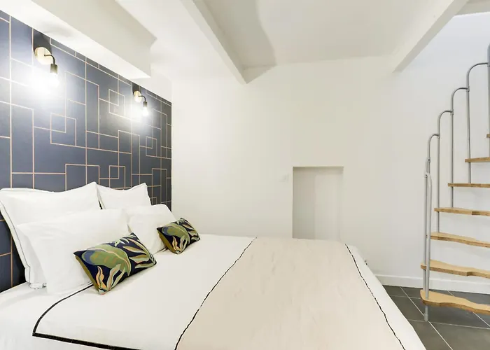 Renovated And Bright Street Side Lejlighed Paris
