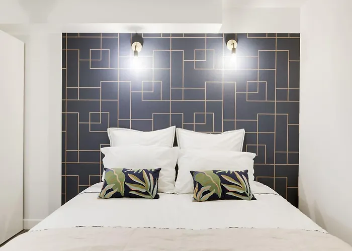 Renovated And Bright Street Side *