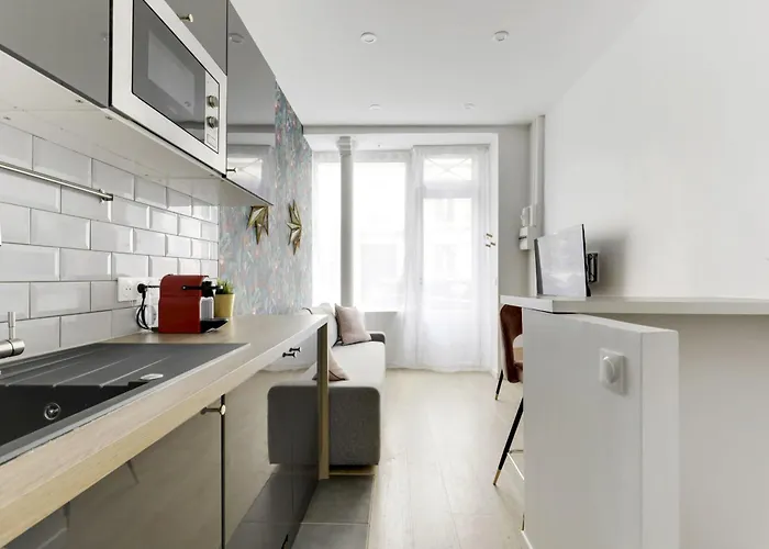 Renovated And Bright Street Side * Paris