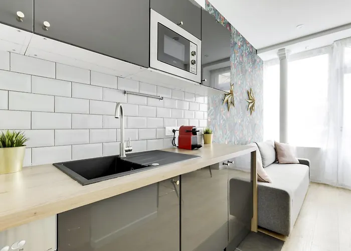 Renovated And Bright Street Side Lejlighed