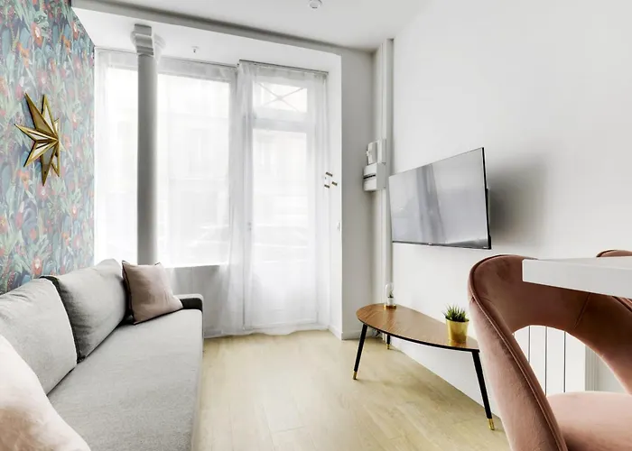 Renovated And Bright Street Side Lejlighed *