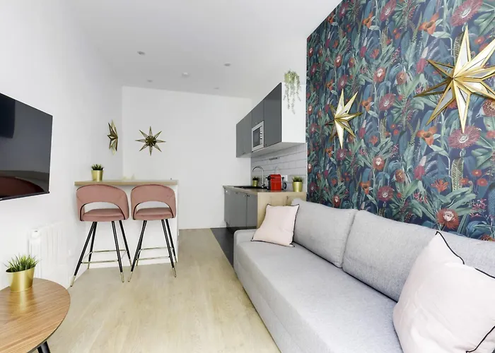 Renovated And Bright Street Side Lejlighed Paris
